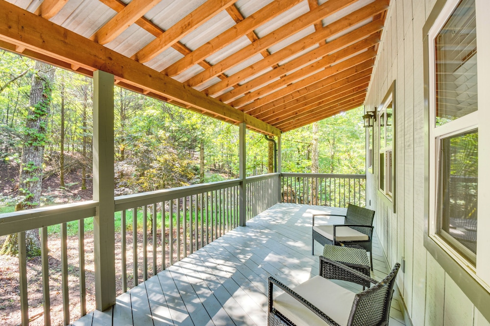 Woodsy Retreat w/ Deck & Views in Dahlonega!