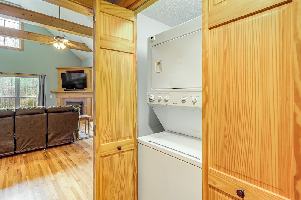 Pet-friendly Cabin w/ Hot Tub in North Carolina!
