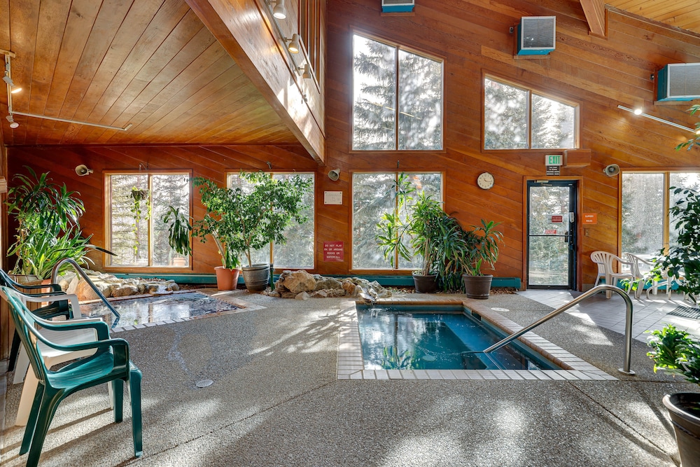 Heated Pool Access + Near Skiing: Colorado Retreat view 4