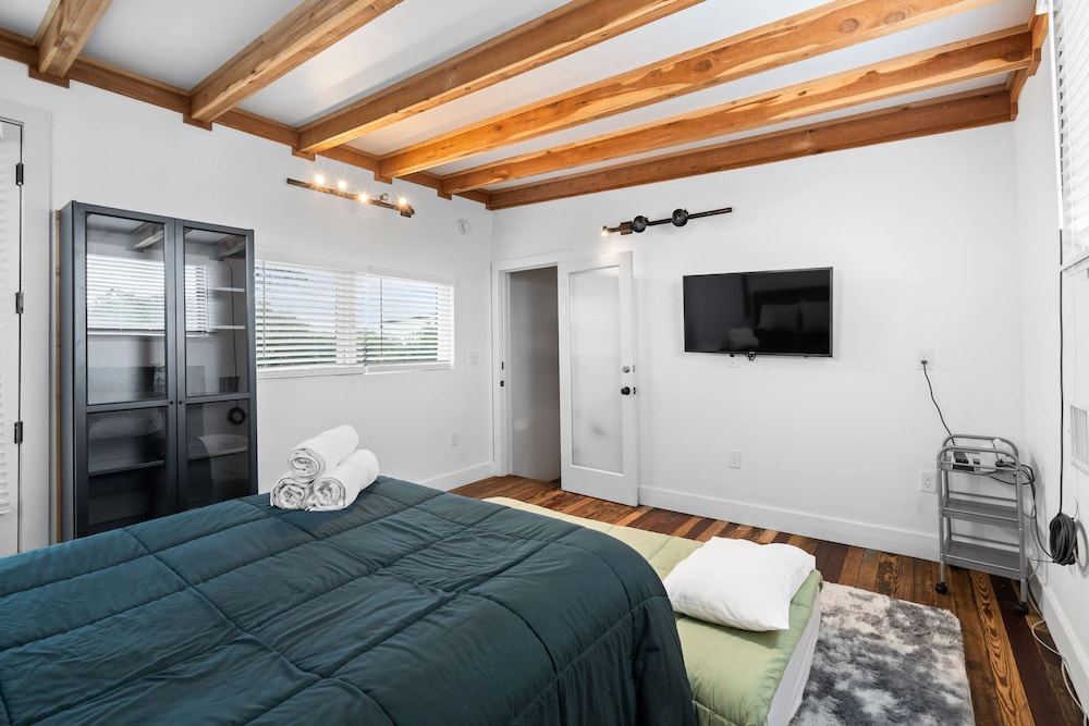 Luxury 7BR Hill Country Gem With Barndominium