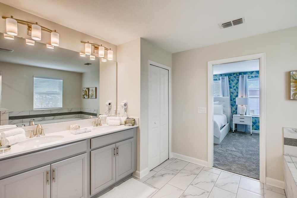 8908 CC - 5BR Luxury Home: Private Pool