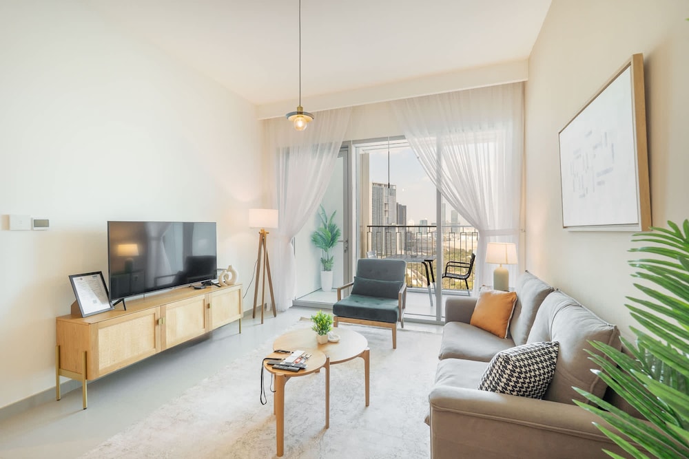 Modern 1-bedroom Apartment Perfect for Family in Downtown With Skyline Views