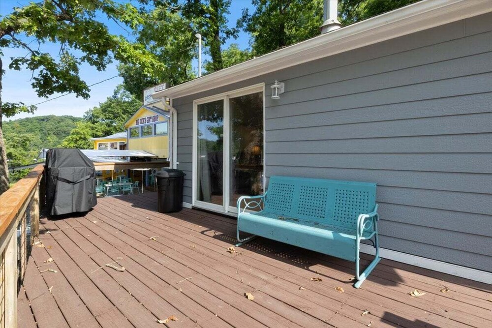 Lakefront Home in a Quiet Cove, Private Dock, Outdoor Dining & Fishing