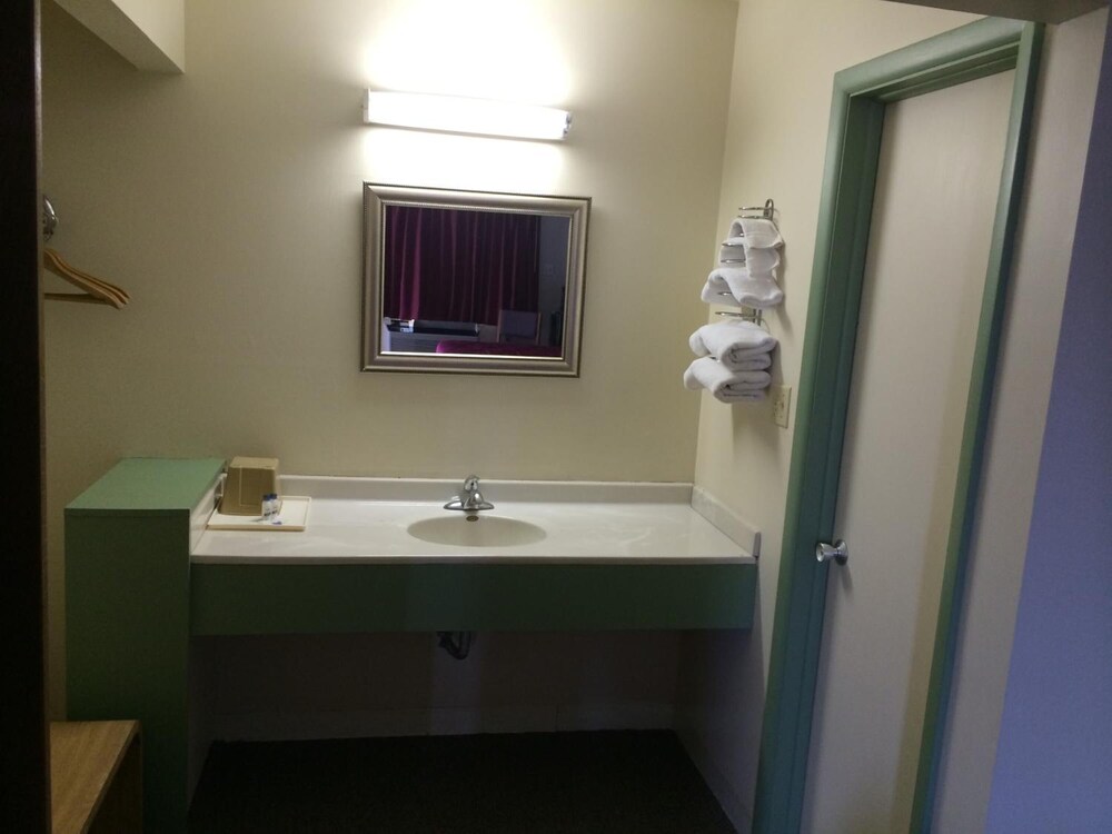Super 7 Motel Sedalia