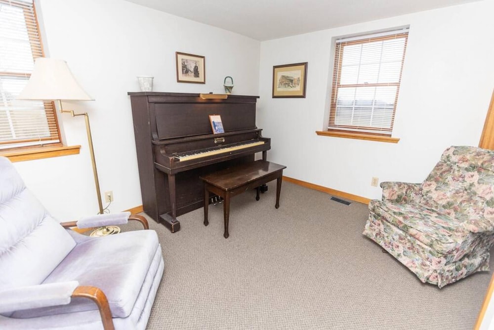 Farmhouse PEC - Centrally Located in PEC