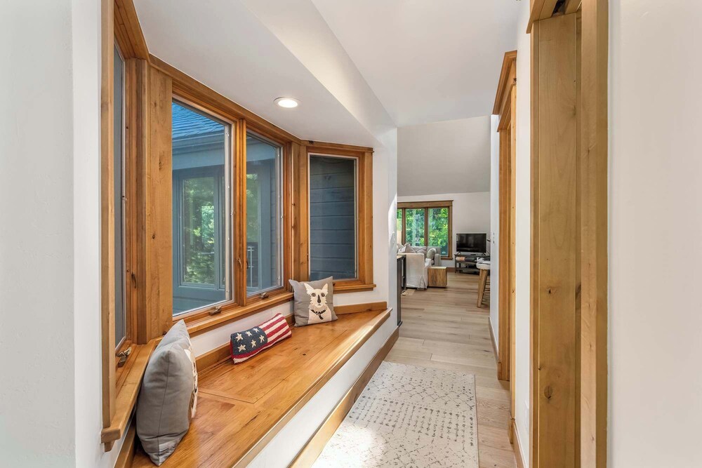 Evergreen Escape Home for 12