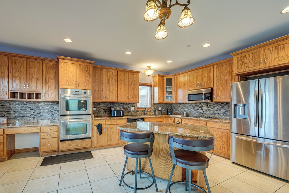 Game Room & Deck: Family Home in Chicago Area!