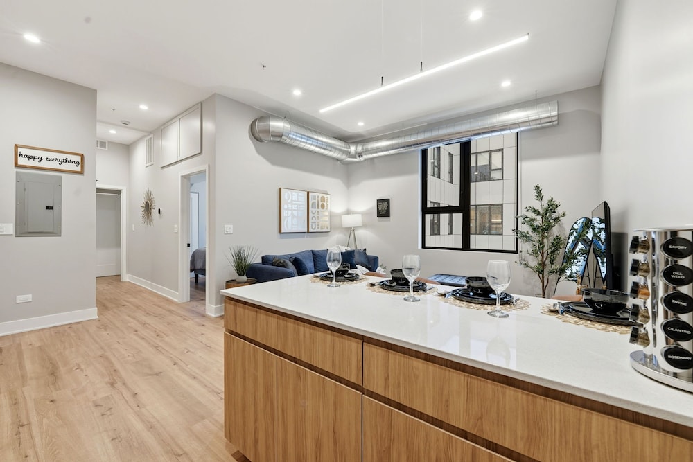 Comfy Condo - Gym Free Parking Modern Amenities