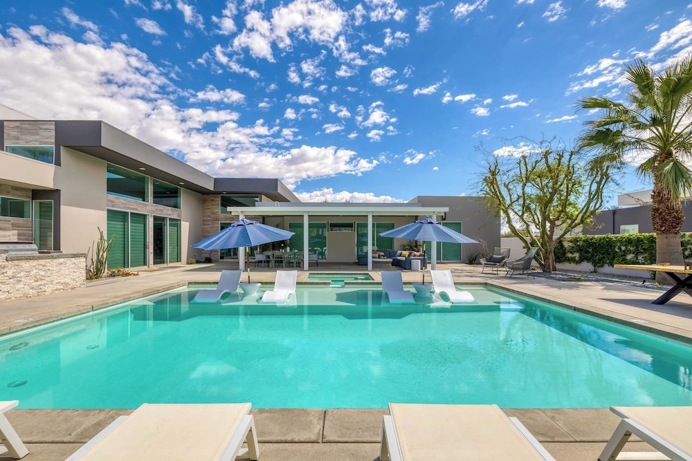 Sleeps 40 3 Luxe Villas Next to Empire Polo Club Putting Green & Pickleball