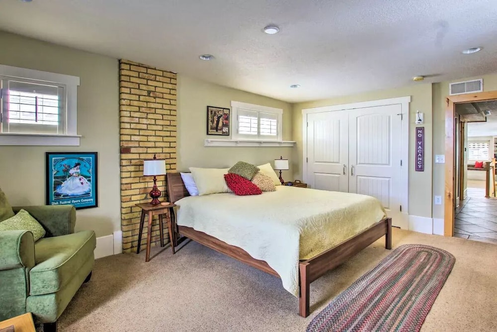 Logan Vacations - The Loft on Center - Property Image 4