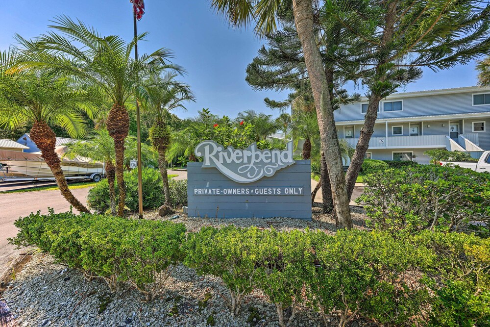 River-view Condo w/ Boat Slip in Welaka!