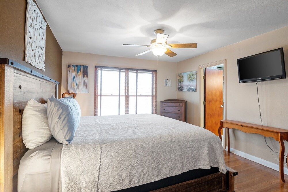 Hollmig-the Gathering Place 3 Bedroom Home by RedAwning view 4