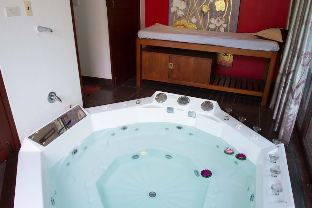 VIP Chain Resort Pool Villa