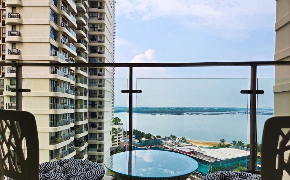 Country Garden Danga Bay by Widebed JB