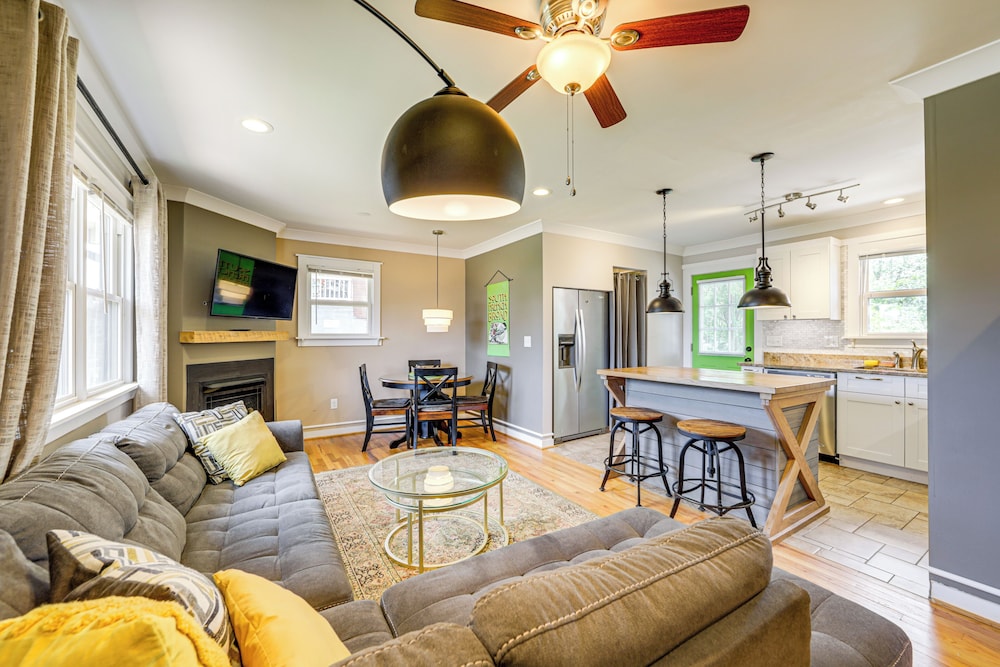 1/2 Mi to River Arts District: Home w/ Deck!