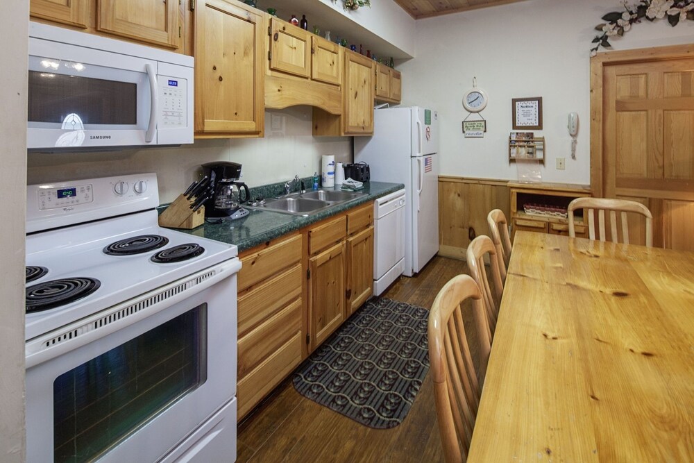 Er202 - Now And Forever Great Location! - Close To Town! 4 Bedroom Cabin by RedAwning view 5