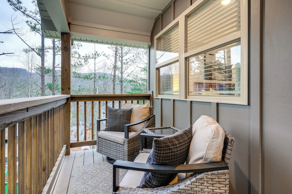 Ideal Location & Mountain Views: Chattanooga Home!