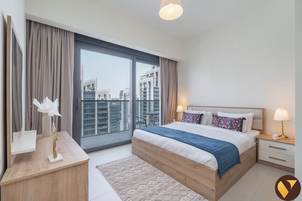 Luxury 2BR in ACT 1 Near Dubai Mall
