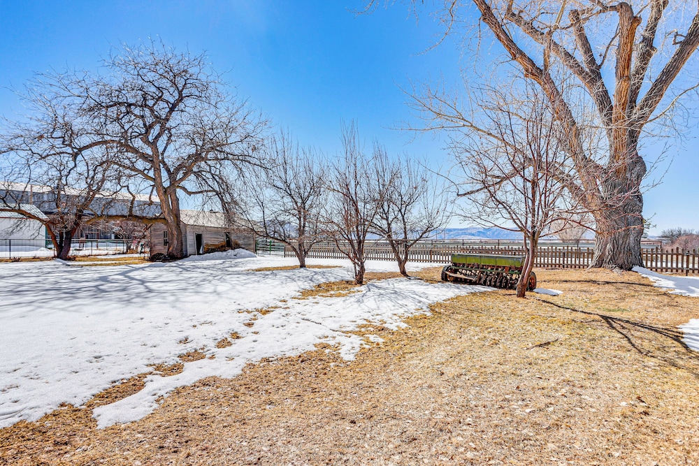 Patio & Mountain Views: Farmhouse in Mancos!