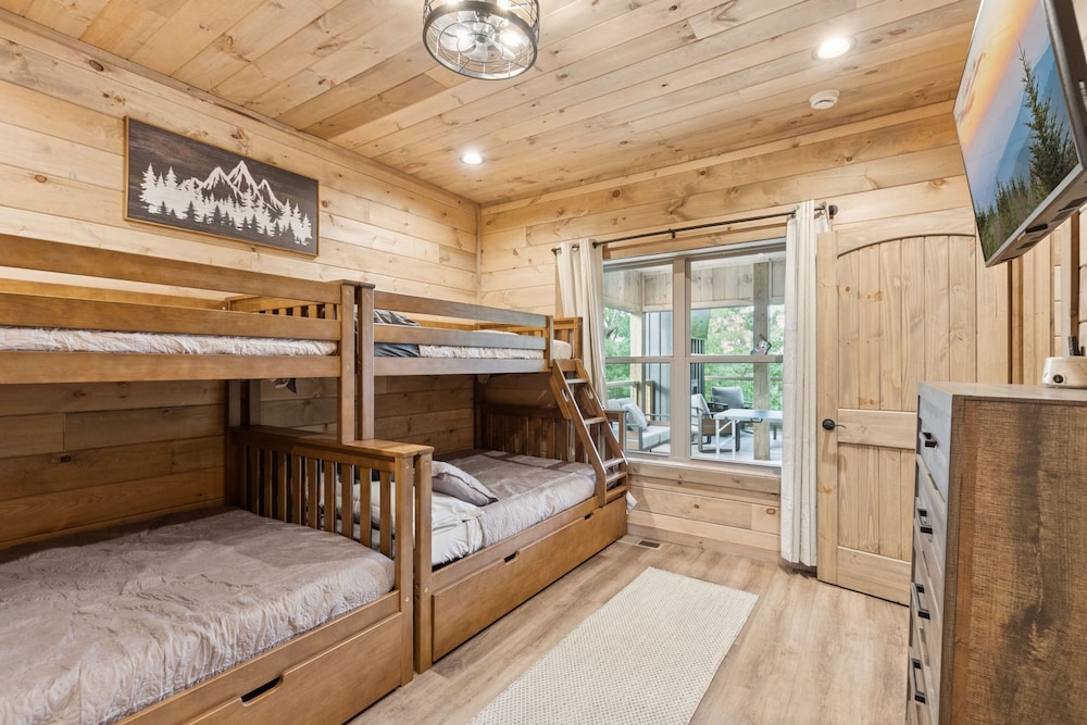 Golden Oaks Cabin 3 Bedroom Home