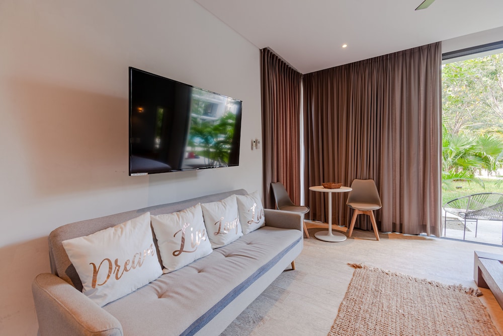 Room fully equipped Spa and gym free view 4
