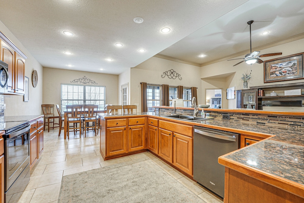 Relax Fireside: Branson West Gem w/ Hot Tub Access