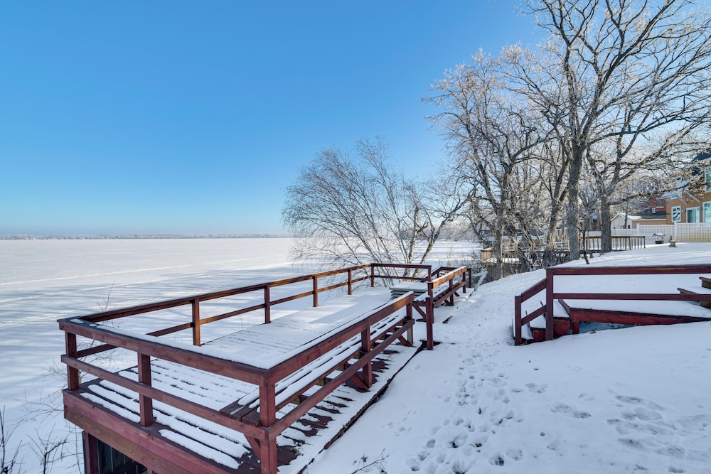 Lakefront Pelican Rapids Cabin w/ Boat Dock!