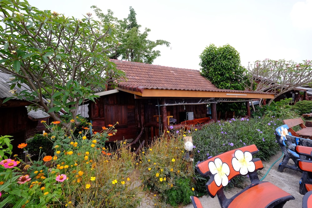 Baanpakrimklong Sukhamon Homestay & Resort