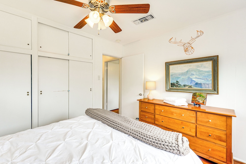 7 Mi to Dtwn San Antonio: Charming Home w/ Yard