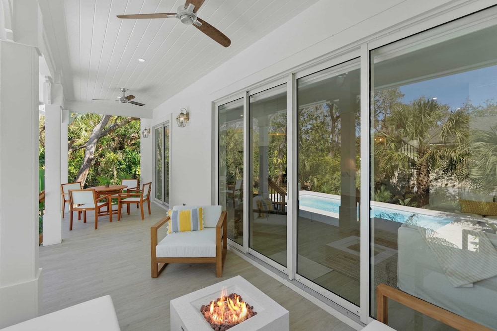 Serenity at Surfside by Avantstay Pool, Porches, Fire Pit & Arcade Near Vilano Beach