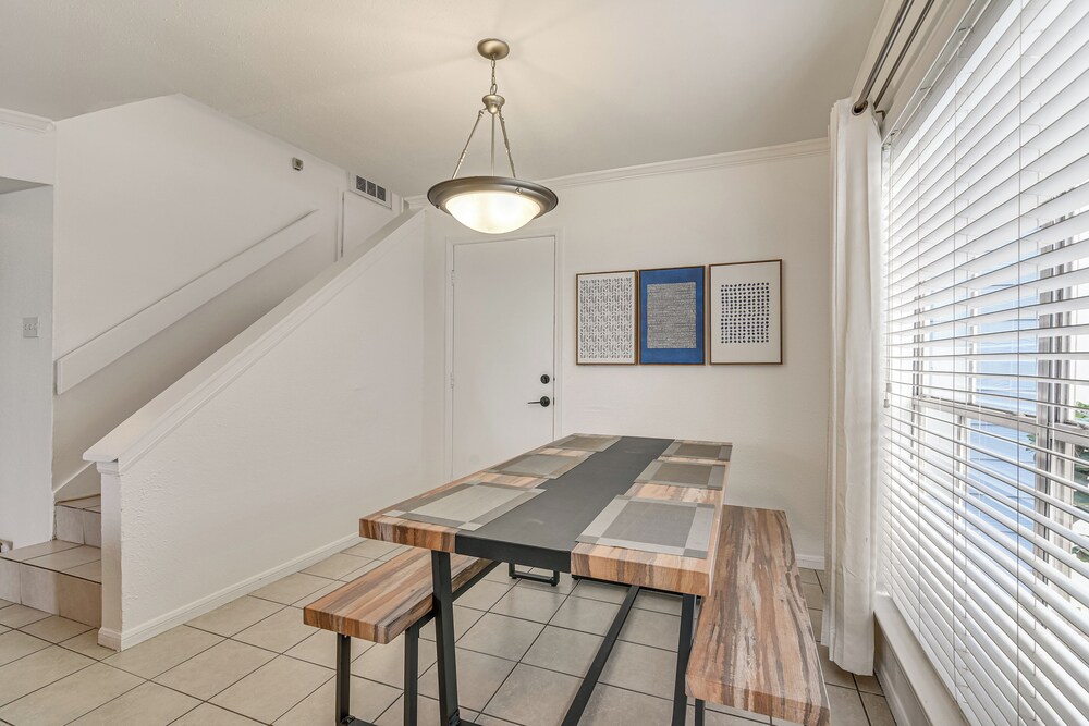 < 1 Mi to Beach: Galveston Condo w/ Fenced Patio
