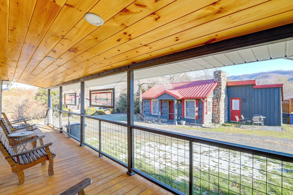2 Blocks to AT: Mountain View Cabin Unit 2