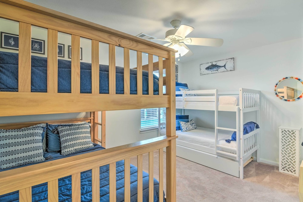 Sea Isle Retreat: Restaurant, Bar & Marina On-site view 4