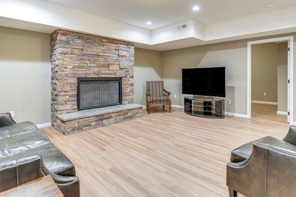 Long-range Views: Blue Ridge Mtn Cabin w/ 3 Decks