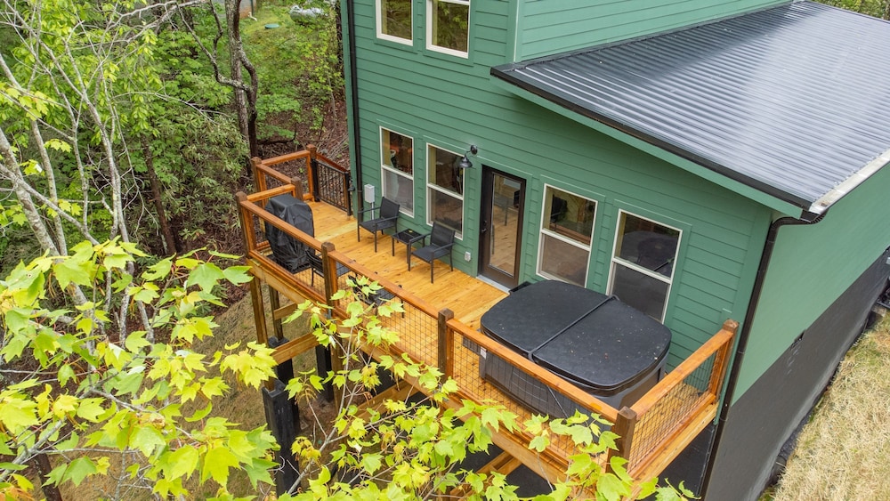 Brand New 2 bed 2 Bath Arcade Games Hot Tub view 2