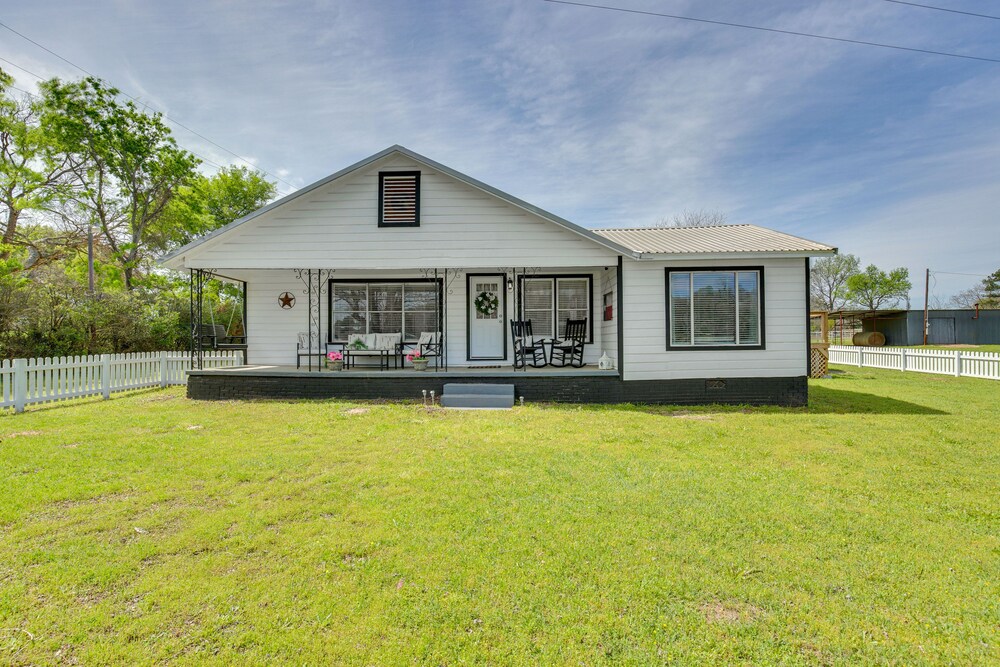 Grapeland Farm Retreat w/ Pool, Grill Fire Pit - Property Image 3