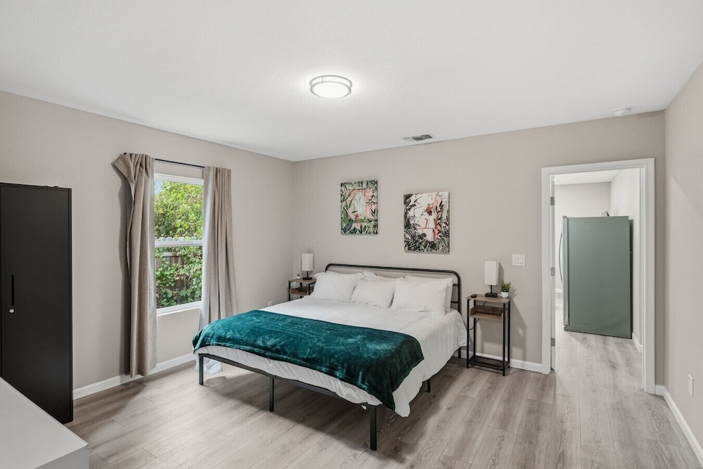 Spacious 4BR Gem Family-friendly Near Downtown