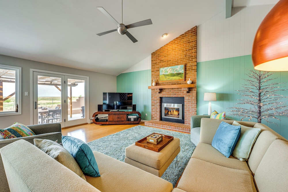 Mtn-view Home w/ Pickleball Court in Louisville!