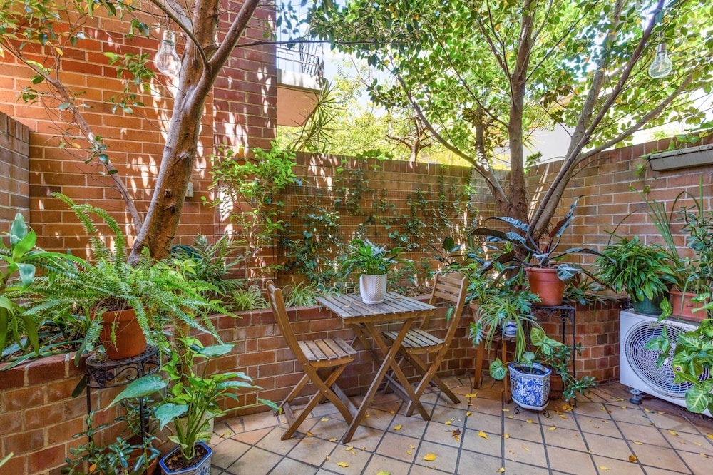 Spacious 2-bed Townhouse With a Lush Courtyard