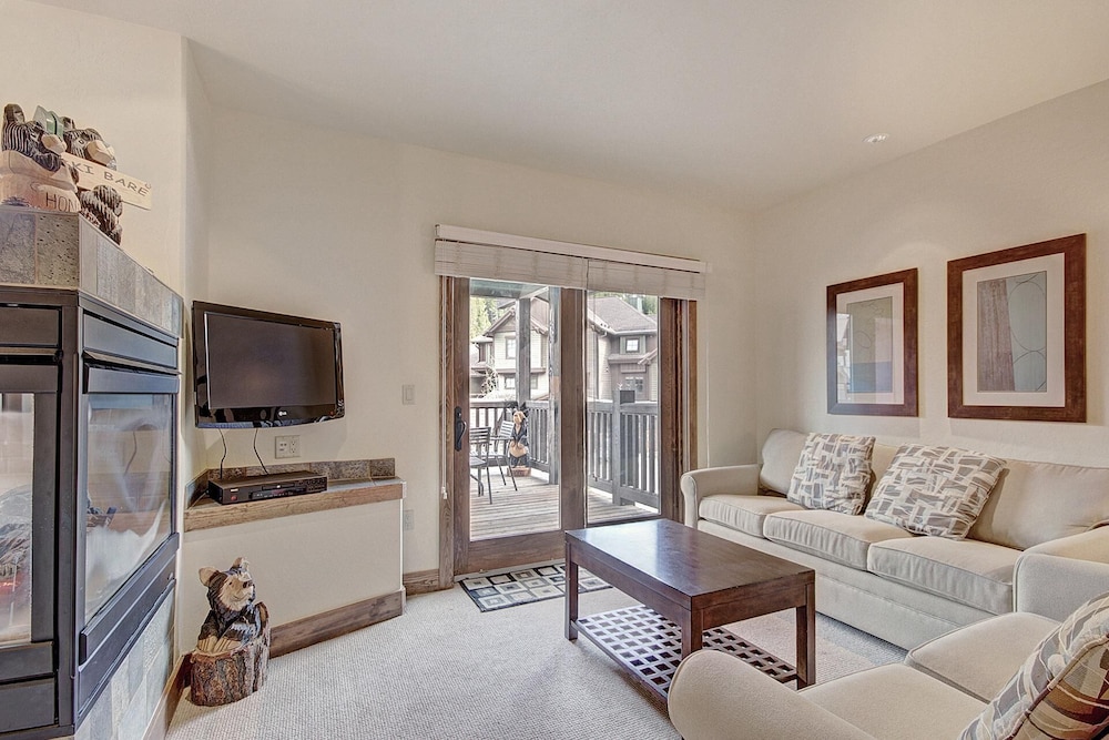 The Perfect Condo in West Village, Big Deck and next to the lift - CA1203 by RedAwning