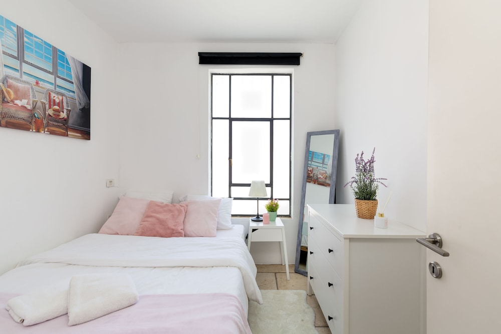 Neve Tzedek Megic - Hugh garden Terrace view 5