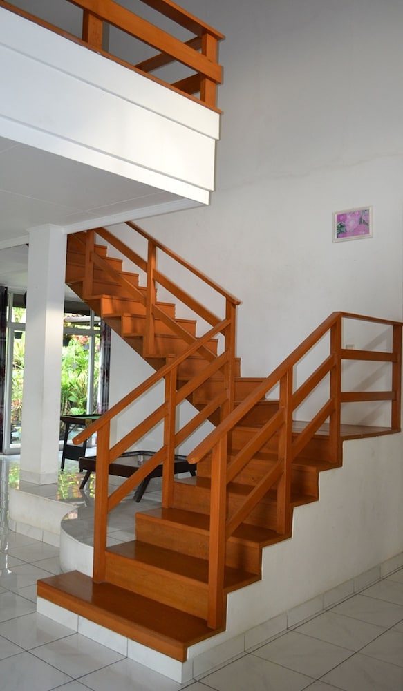 Vila Bunga Merah Gelatik