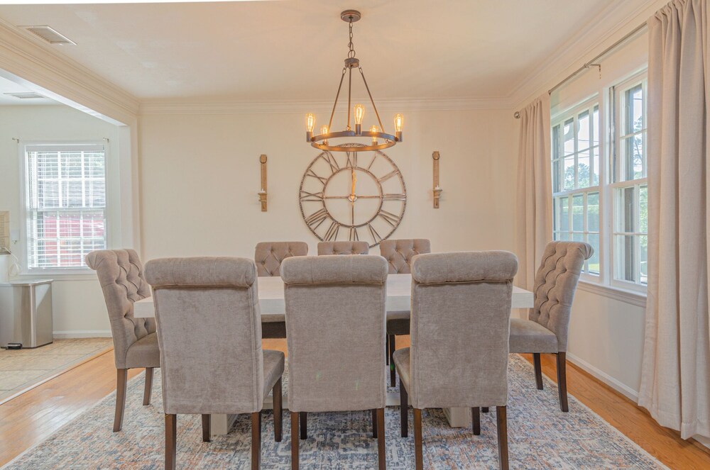 Relaxing 3BR Getaway with Pool and games