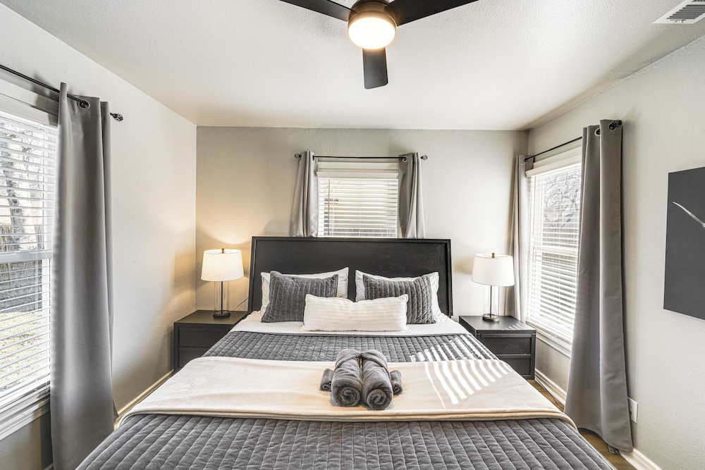 Walk to At&t Stadium: Home w/ Patio & BBQ