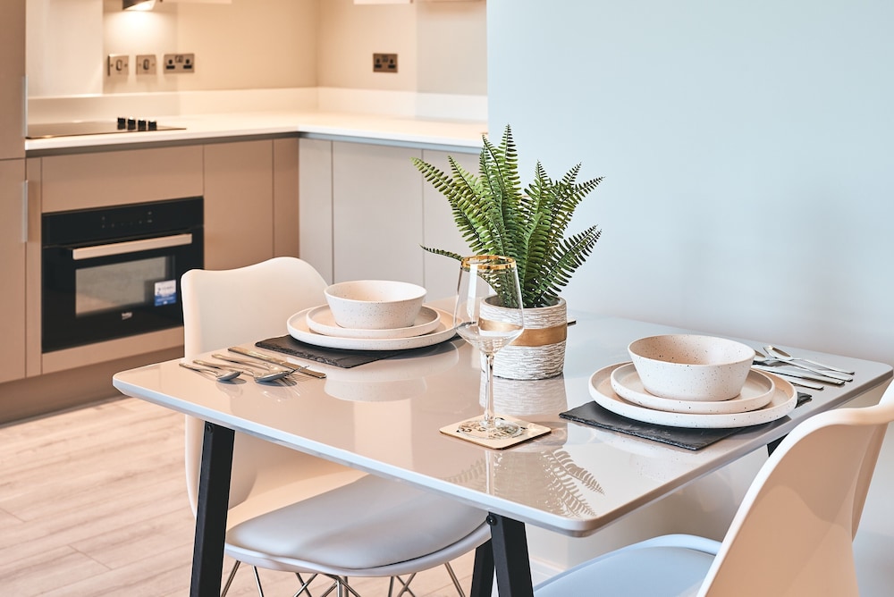Seven Living Residences Bracknell - Luxurious Chic Apartments - Free Parking