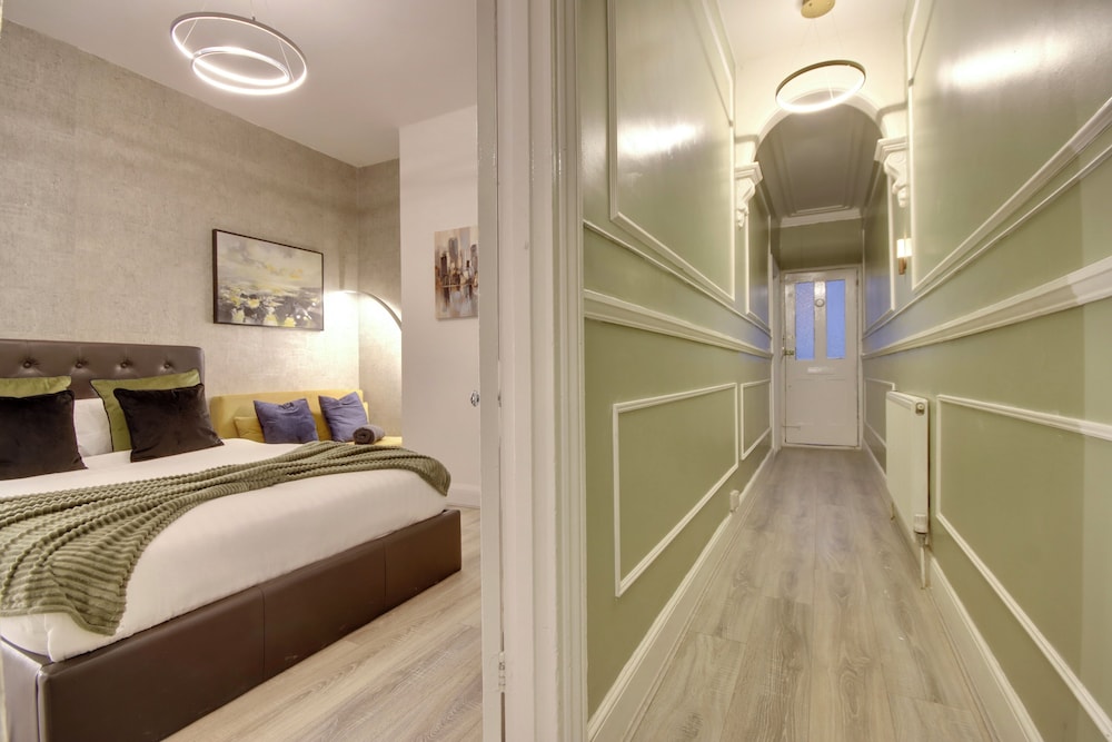 Southsea 4BR Getaway with Private Yard