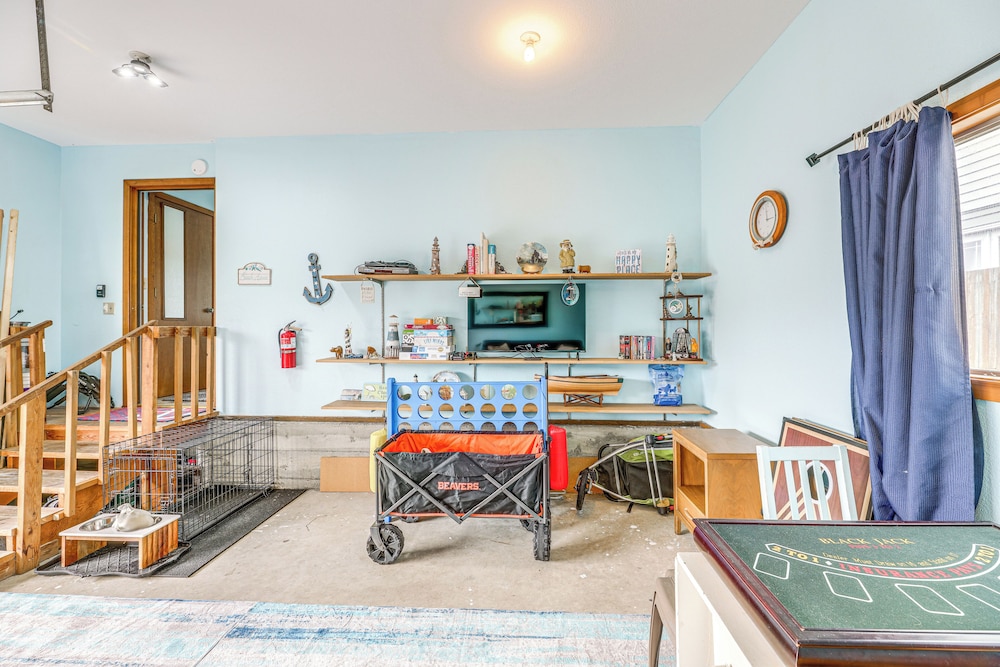 Walk to Beach: Dog-friendly Home in Lincoln City