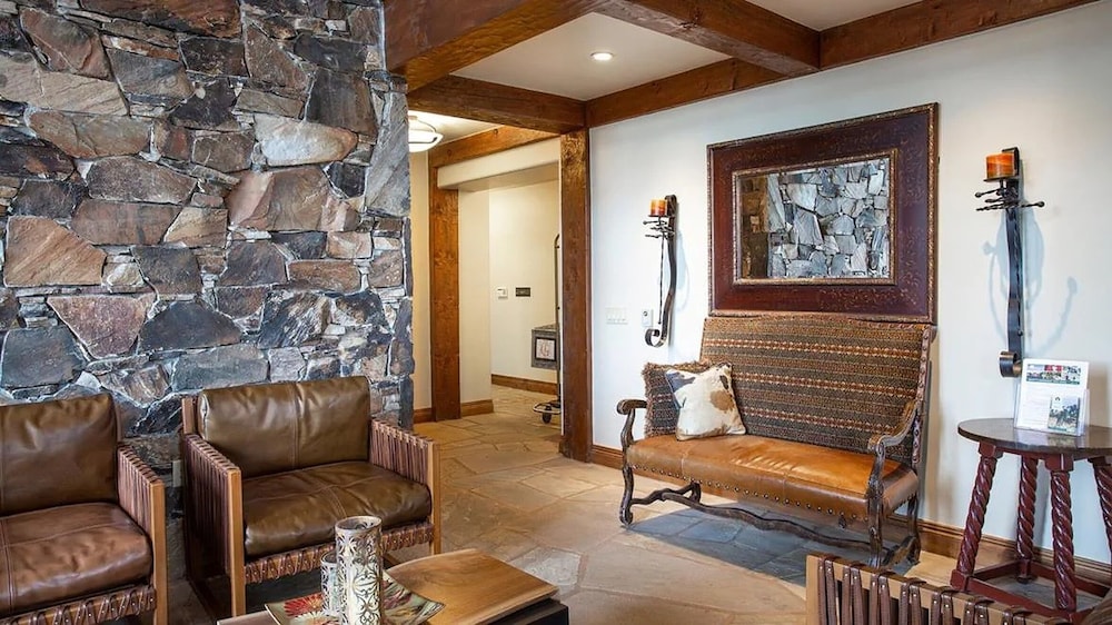 Grand Lodge - Studio #204 - Ski-in/ski-out 1 Bedroom Studio