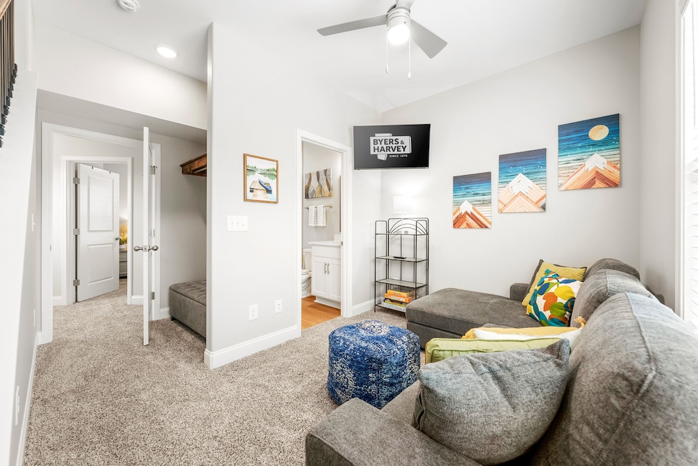 Adam's Downtown Retreat w/ Rooftop Access