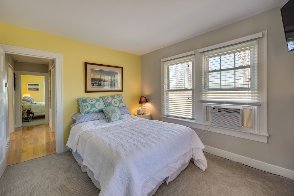 Welcoming Cottage w/ Outdoor Pool & Water Views! view 3